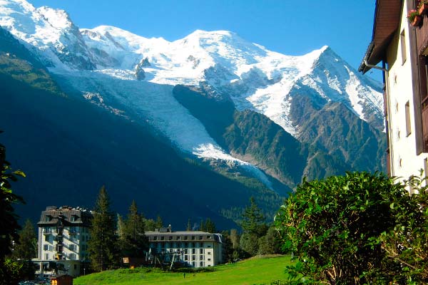 La gran altitud de Chamonix-Mont-Blanc, en plenos Alpes franceses, lo convierten en destino ideal para deportes de invierno y actividades de montaña