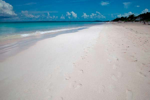 Imagen de una playa en Harbour Island, junto a la ciudad de Dunmore Town