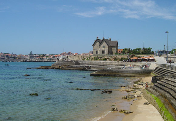 Vistas de Estoril junto a una de sus  playas