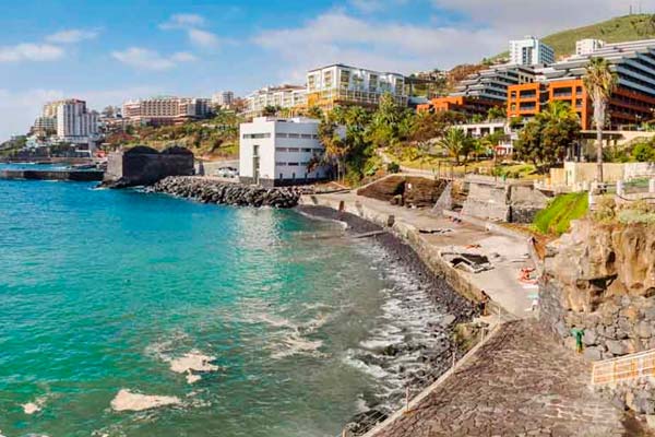 Funchal ofrece playas y ambiente costero en Madeira