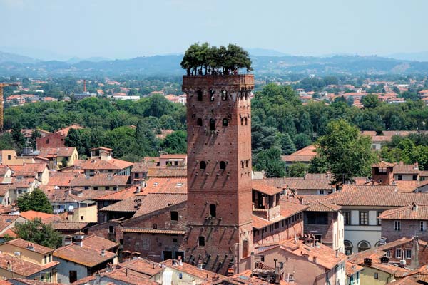 Torre que marca el horizonte del centro histórico de Lucca