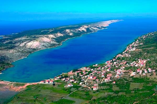 Vista de la curiosa forma que ofrece la costa de Novalja