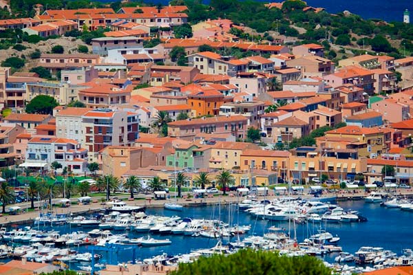 Vista de la población costera de Olbia, en Cerdeña