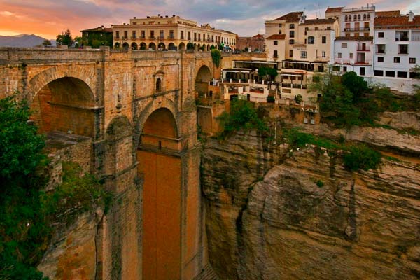 Puente que une la población de Ronda