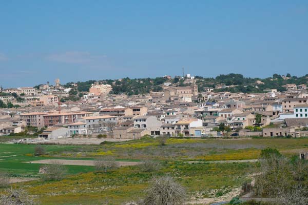 El pueblo mallorquín de Sant Joan está rodeado de cultivos