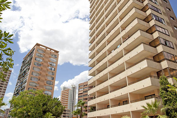 Algunos apartamentos particulares los encontramos en grandes edificios frente a la playa de Benidorm