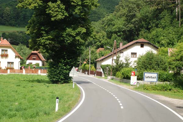 Paso por uno de los pueblos de estos bosques de Viena