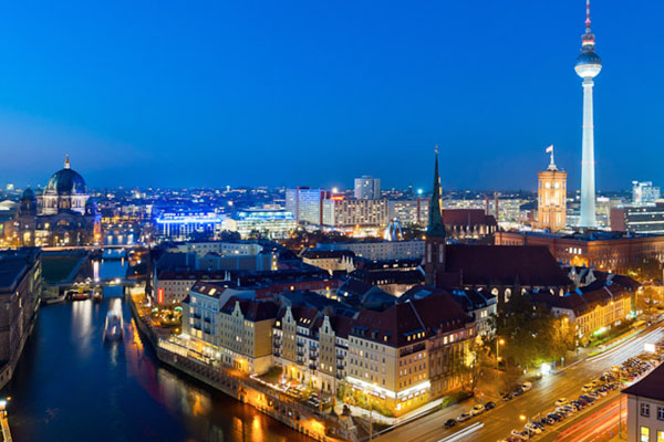 Vista nocturna del centro de la capital alemana