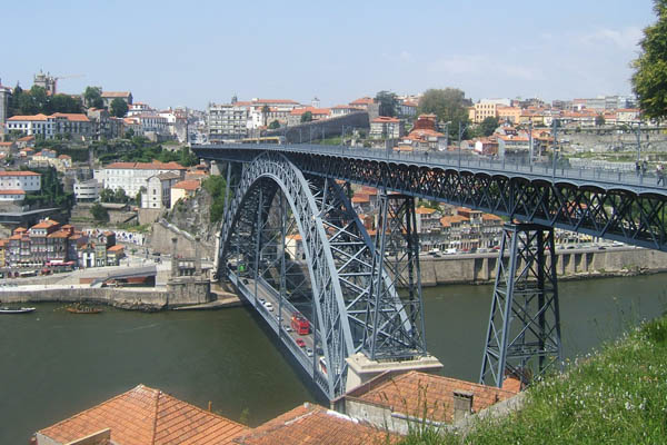 Puente entre barrios de Oporto
