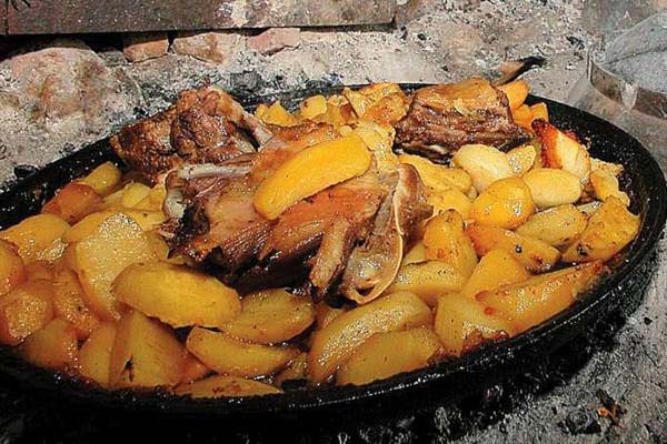 Cordero con patatas lika preparado en horno de leña