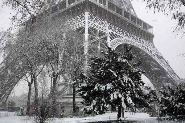 Torre Eiffel con nieve en invierno