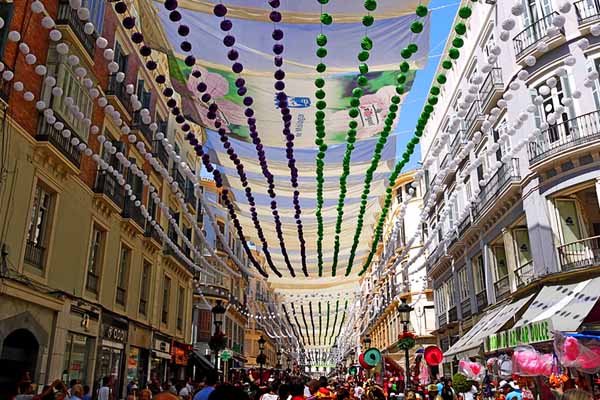 Calle de la Feria de Málaga en el centro durante el día