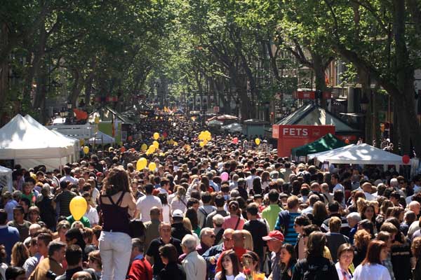 Calle de Barcelona durante la fiesta de Sant Jordi