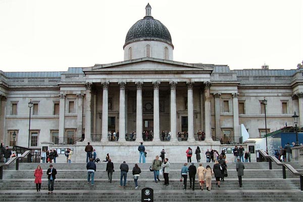 Fachada de acceso a la Galería Nacional de Londres o National Gallery