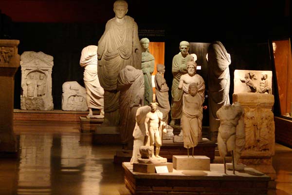 Algunas de las esculturas del museo arqueológico de Estambul