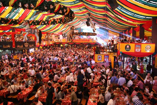 Interior de la Oktoberfest que se celebra en Calpe
