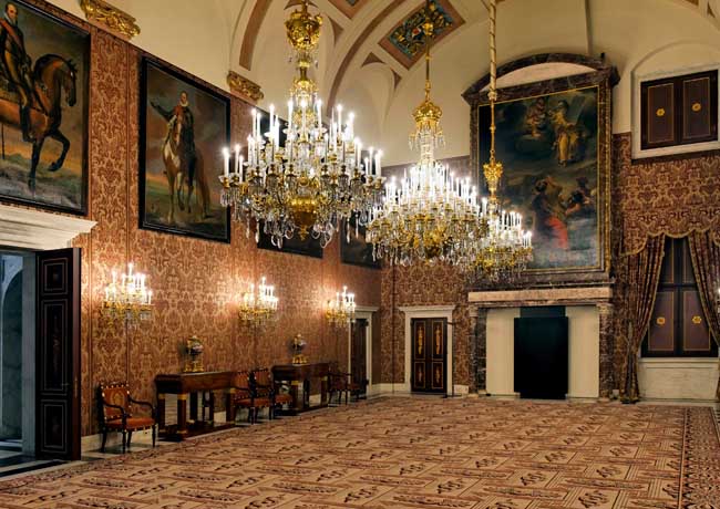 Exposición de arte en el interior del Palacio Real