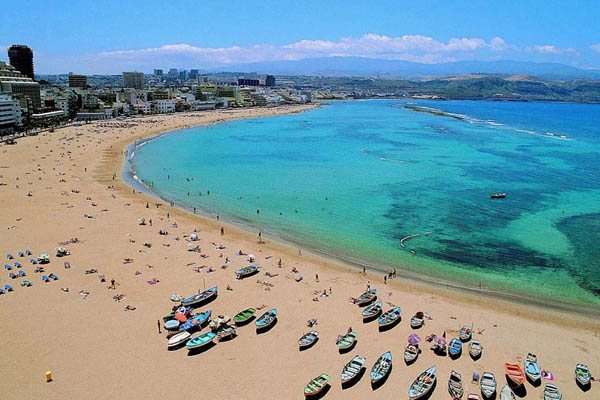 Ejemplo de playa de Canarias con apartamentos cercanos