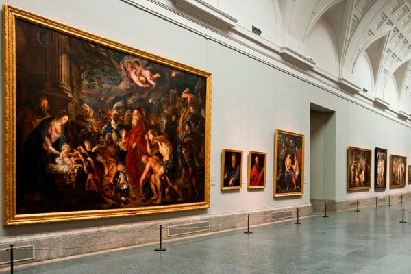Interior del Museo del Prado, pasillo con varias obras