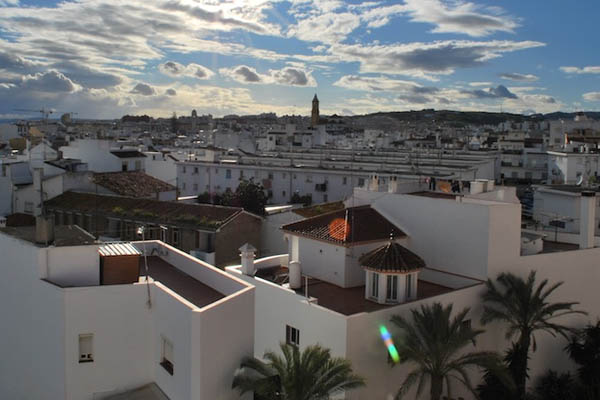 Vista de la población de Estepona, con diferentes atractivos turísticos