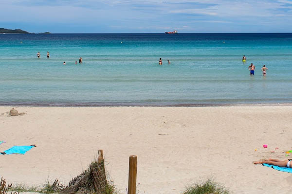 Playa en Alcudia, uno de los lugares que ver en Mallorca