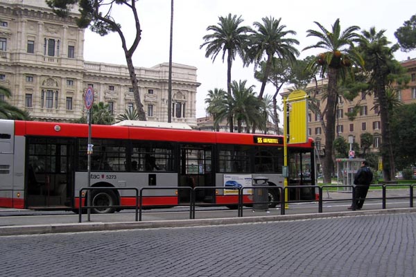 Una de las líneas del autobús de Roma que pasa por el centro