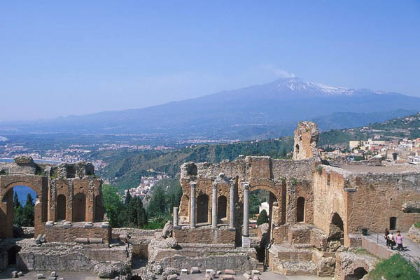 Restos de un templo antiguo y Monte Etna de fondo