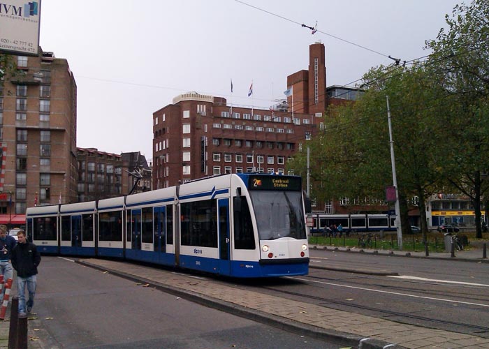 El tranvía es un medio de transporte público muy útil en Ámsterdam