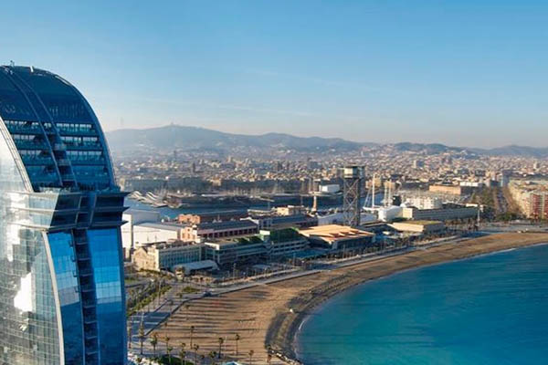 Imagen de la playa de Barcelona durante los meses de verano