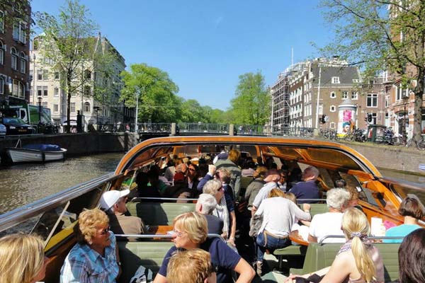 Excursión en una visita guiada por los canales de Ámsterdam