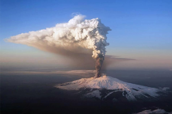 Imagen del Monte Etna en plena erupción del volcán