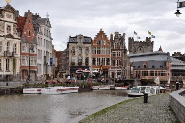 Gante resulta una ciudad especialmente atractiva para turistas por sus grandes construcciones