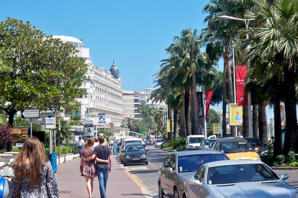 Boulevard de la Croisette, una zona de compras y famoseo de Cannes