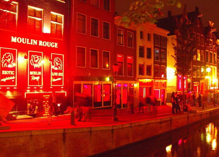 Calle típica del Barrio Rojo de Ámsterdam