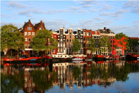 Vista cercana a los canales en Amsterdam