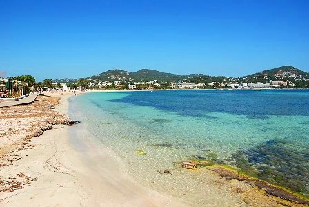 Playa de aguas cristalinas en Ibiza