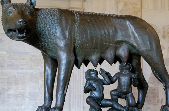 Estatua de Romulo y Remo amamantados por una loba