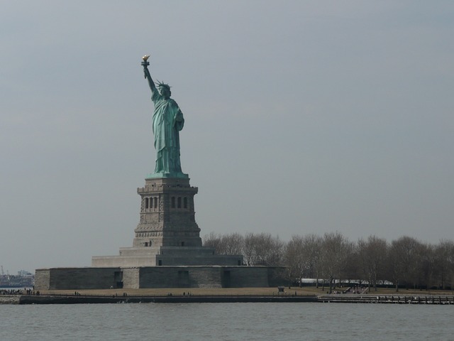 la isla de la estatua de la libertad