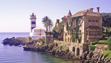 Vista de la playa y el faro de Cascais