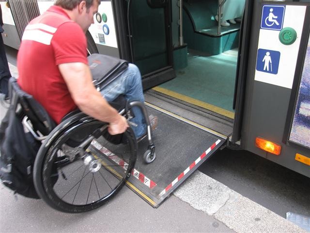 Autobús con rampa de acceso