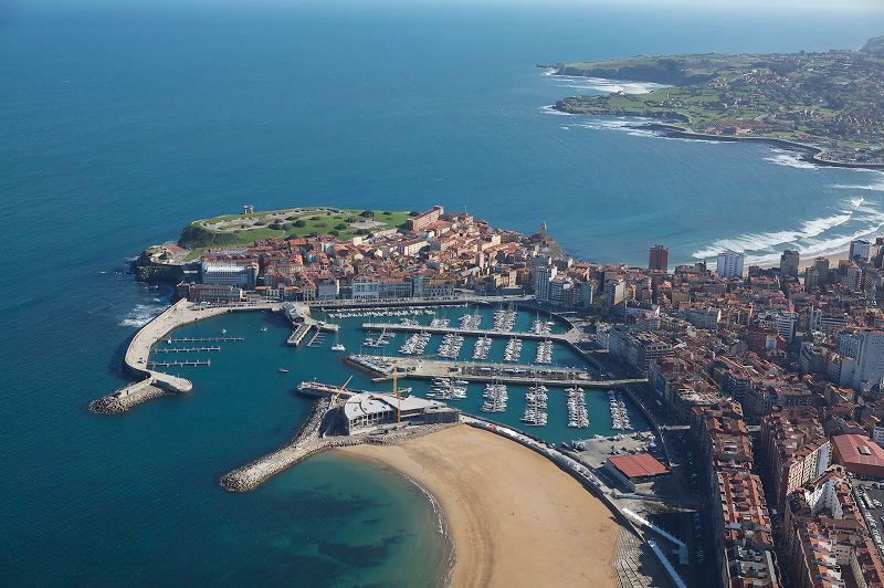Vista aérea de Gijón y su puerto