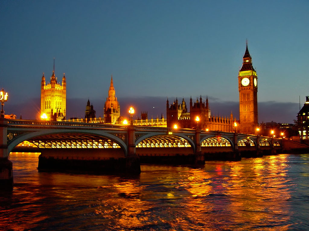 Puente sobre el río frente al parlamento de Londres