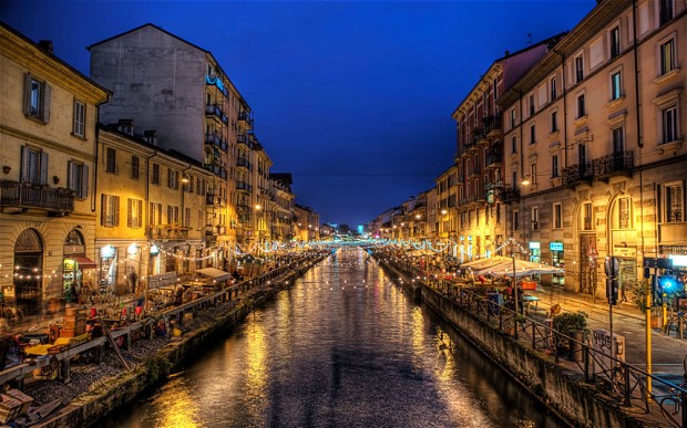 Canal en Milán iluminado por la noche