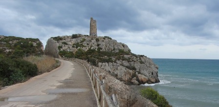 Camino a una antigua torre defensiva