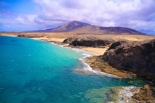 Playa del Papagayo, de las más conocidas de la isla, una cala casi virgen al estar en un Parque Natural