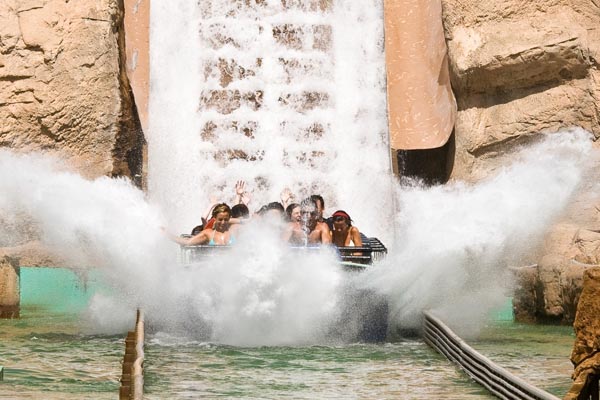 Atracción con agua en Terra Mitica