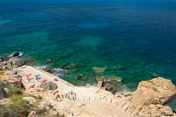 Una de las calas de Badía Blava