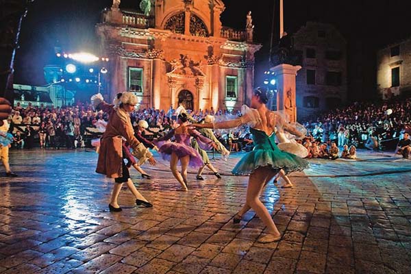 Baile durante el Festival de Dubrovnik en verano