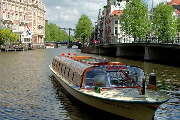 Recorriendo en crucero los canales de la ciudad