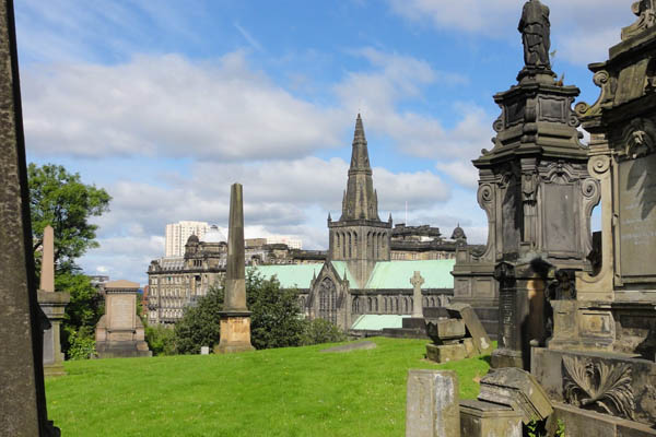 Catedral de Glasgow vista desde la Necrópolis, un lugar también muy turístico
